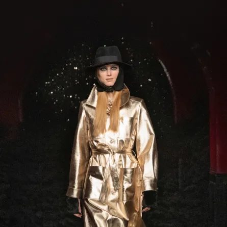 أزياء ميتاليكية من شانيل