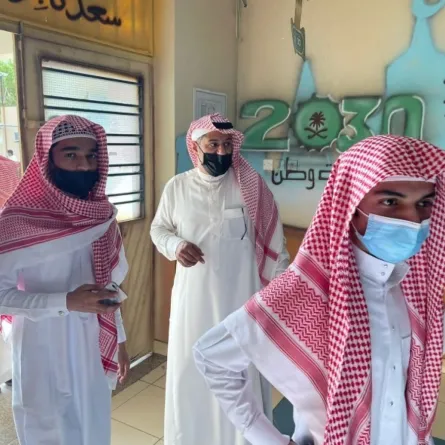 تقسيم الطلبة إلى مجموعتين في بعض المدارس