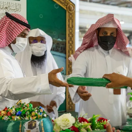 حملة خدمة معتمرينا شرف لمنسوبينا "الصور من حساب رئاسة الحرمين الرسمي"