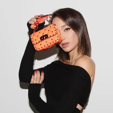 لانا الساحلي بحقيبة صغيرة جداً من علامة Valentino الصورة من حسابها على انستغرام