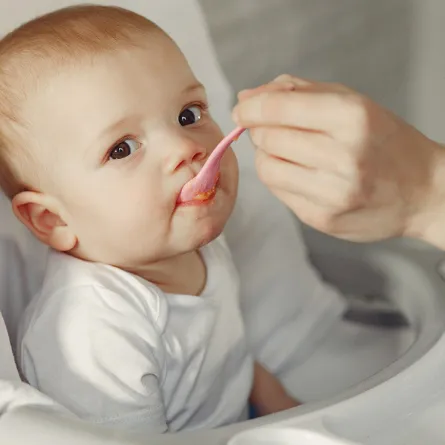 جدول تغذية الطفل الرضيع في الشهر السادس