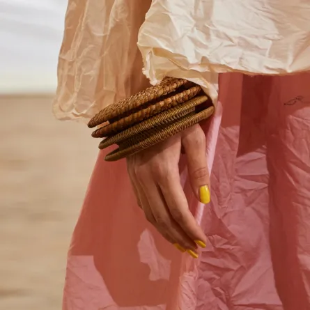  أساور باللون البُني من Daniela Gregis