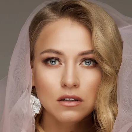 مكياج ترابي للعيون المبطنة