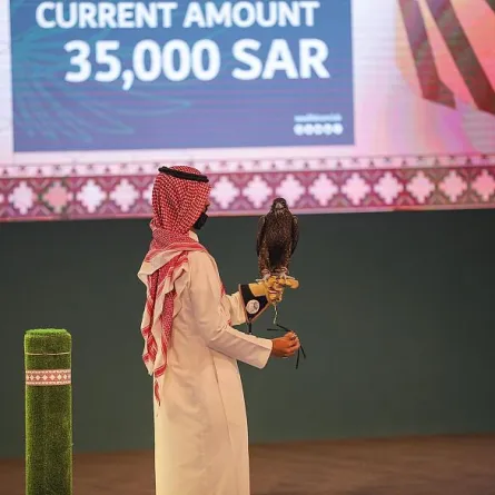 مبيعات المزاد الدولي لمزارع إنتاج الصقور تتجاوز المليوني ريال. المصدر (واس)