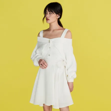 تألّقي بإطلالات منعشة باللون الأبيض من مجموعات ما قبل خريف 2021 