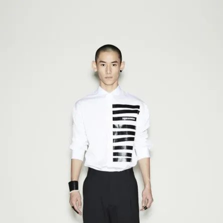 تنسيق القميص الأبيض مع البنطلون الأسود الضيق من DSquared2 