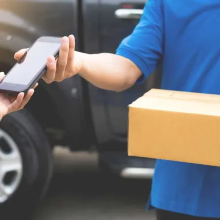 هيئة الاتصالات السعودية تلزم تطبيقات التوصيل باشتراطات التسليم الصحي للمستفيدين