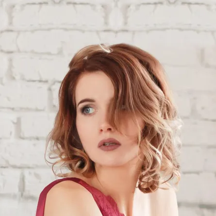 تسريحات شعر تجعلك تبدين أصغر سنّاً