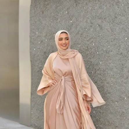 رؤى الموالي بعباية الساتان الصيفية -الصورة من حسابها على الانستغرام