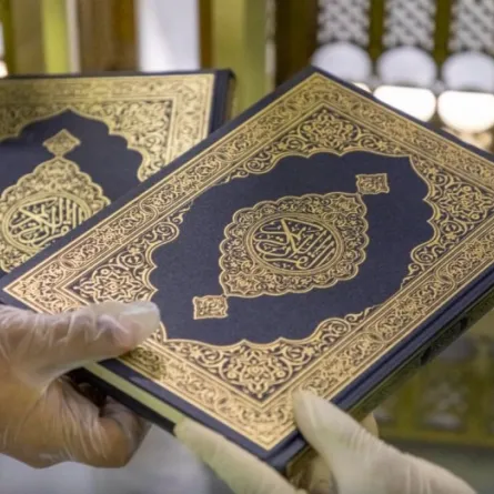 إعادة توزيع المصاحف في المسجد الحرام . المصدر (رئاسة شؤون الحرمين)