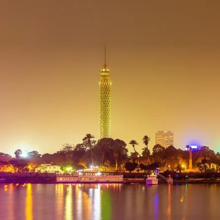 برج القاهرة يضيء في اليوم العالمي للعمل الإنساني 