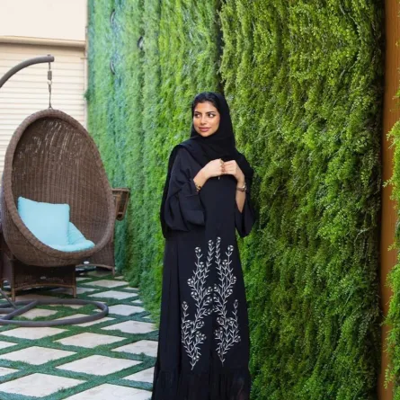  شهد الزهراني بعباية منقوشة بأوراق الشجر -الصورة من حسابها على الانستغرام