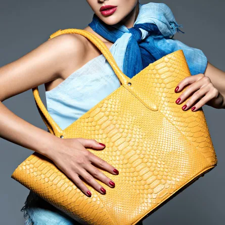 موديلات حقائب كتف بألوان زاهية