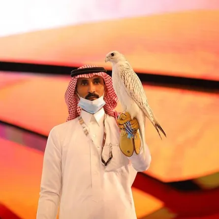 بيع أغلى صقر كندي نادر الجمال في مزاد نادي الصقور بالرياض 