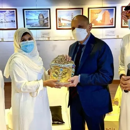 القنصل الأمريكي خلال افتتاح المعرض الفوتوغرافي السعودي الأمريكي الأول بجدة