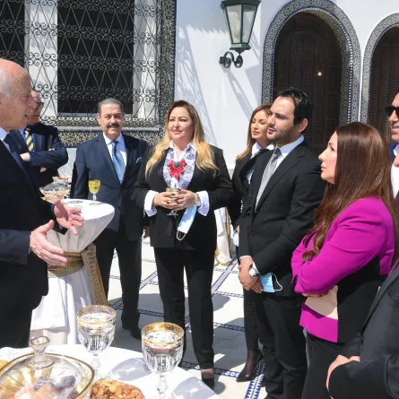 الرئيس التونسي قيس سعيّد في حديث مع بعض الفنانين التونسيين الصورة من أرشيف سيدتي نت