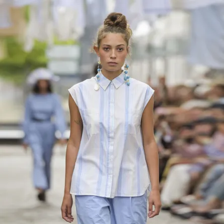 اختاري أجمل موديلات قمصان مع خطوط عمودية