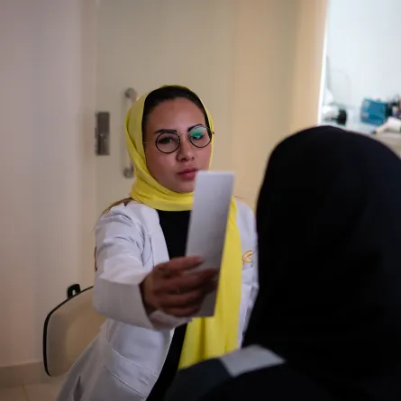  آلاء بحري أول سعودية في مجال تصنيع وتركيب العيون الصناعية