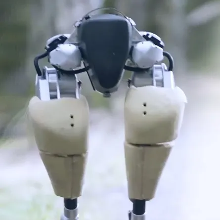 "كاسي" أول روبوت بقدمين يصعد الدرج