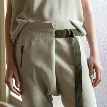 الأحزمة الطويلة والمتدليّة أبرز صيحات إكسسوارات