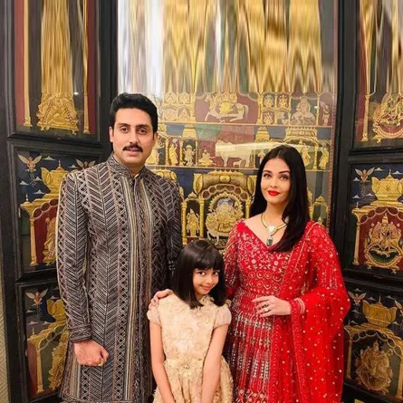 بالأحضان.. أبهشيك باتشان يودع زوجته آيشواريا راي وابنته في مطار كالينا