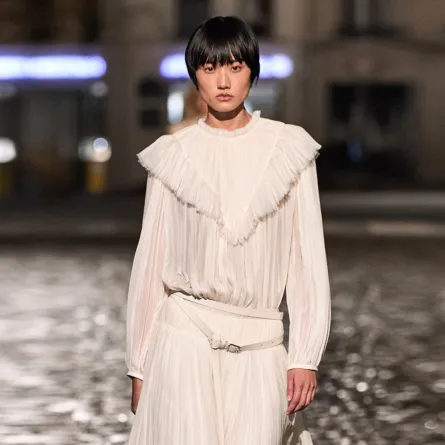 اختاري أزياء مزيّنة بالكسرات لإطلالة أنثوية ناعمة