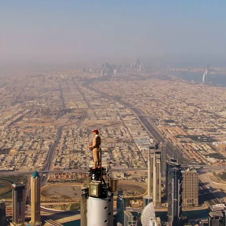 أعلى إعلان في العالم من على قمة برج خليفة بدبي