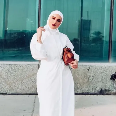  دلال الدوب بتنسيق عصري للفستان الأبيض -الصورة من حسابها على الانستغرام