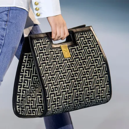 حقائب يد أنيقة تُحمل بواسطة المقبض