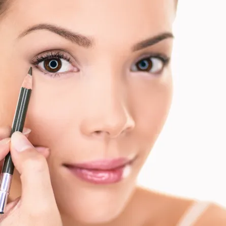 لون الكحل المناسب للبشرة البيضاء