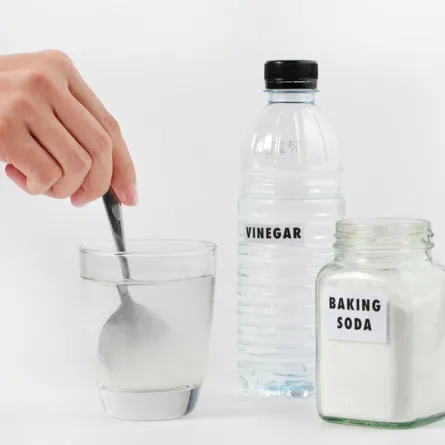خليط صودا الخبز والخل في أعمال التنظيف