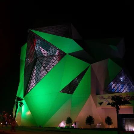 كلايم أبوظبي يضيء بألوان العلم السعودي