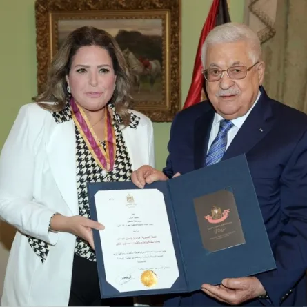 وثيقة تكريم صابرين -- الصورة من  فيسبوك سفارة دولة فلسطين لدى جمهورية مصر العربية