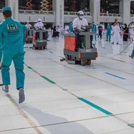  4000 عامل وعاملة ينفذون عملية تعقيم وتطهير المسجد الحرام عشر مرات يوميًّا. المصدر (واس)