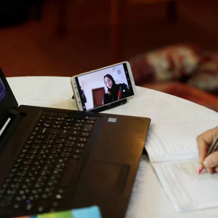 التعليم  تقرر السماح للمعلمين في الخارج بتقديم الدروس عن بُعد