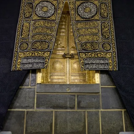 الصيانة الدورية لتلميع باب الكعبة المشرفة وإطار الحجر الأسود بأساليب متطورة حديثة 