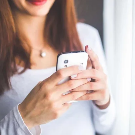 تحذير من الاقتراب الدائم من الأجهزة الإلكترونية لهذا السبب