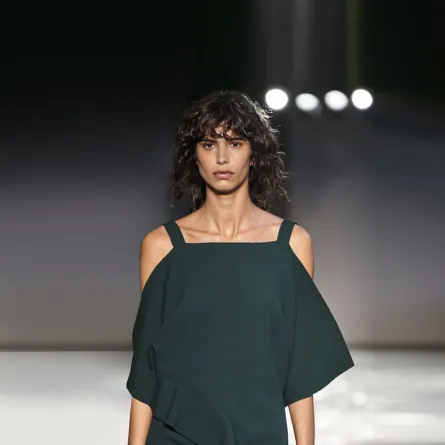 فستان أخضر من بوس  Boss لإطلالة اليوم الوطني السعودي 