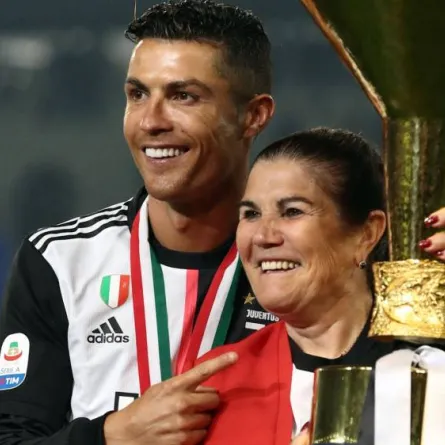 رونالدو مع والدته- الصورة من موقع News founded