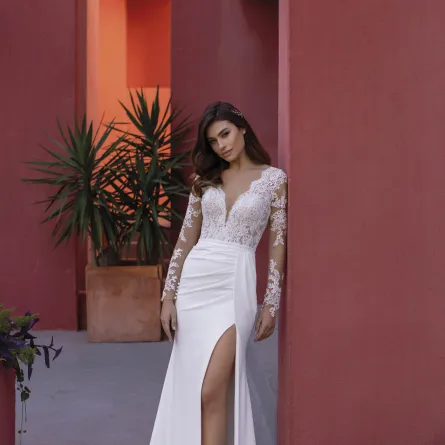 فستان زفاف فخم من White One by Pronovias 