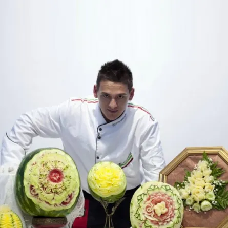 دانيال مع إبداعاته من الخضار والفاكهة من فيسبوك دانيال