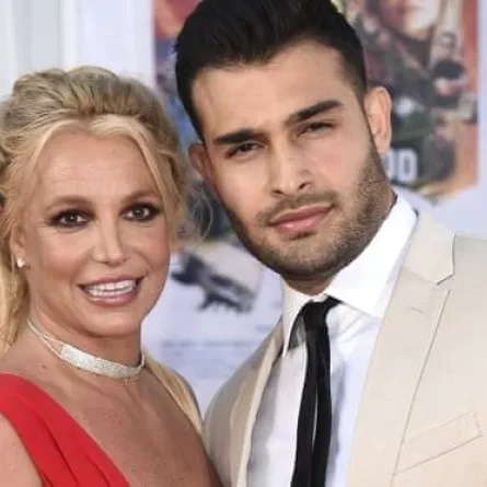 بريتني سبيرز وسام أصغري- الصورة من موقع The Guardian