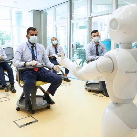 مدرب رقمي يدرب 869 سائقاً من سائقي الحافلات- (المكتب الإعلامي لحكومة دبي)