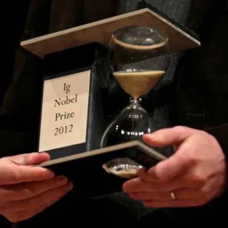 صورة لجائزة آي جي نوبل للإنجازات الغريبة 2021