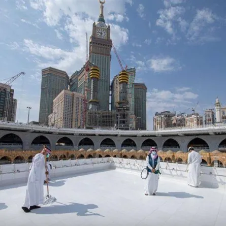 أعمال تطهير سطح الكعبة المشرفة