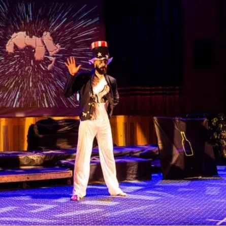 أحد العروض المشاركة (المصنع)- من فيسبوك مركز الإبداع