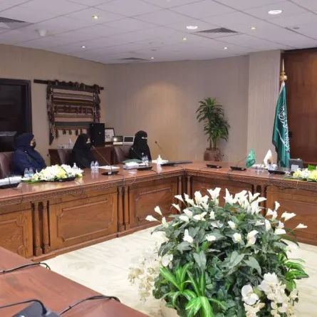 خلال عقد الاجتماع