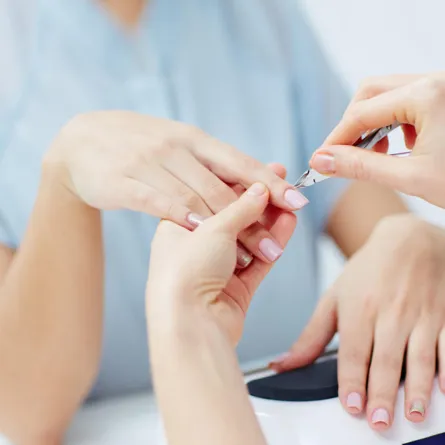 أضرار إزالة الجلد الميت حول الأظافر