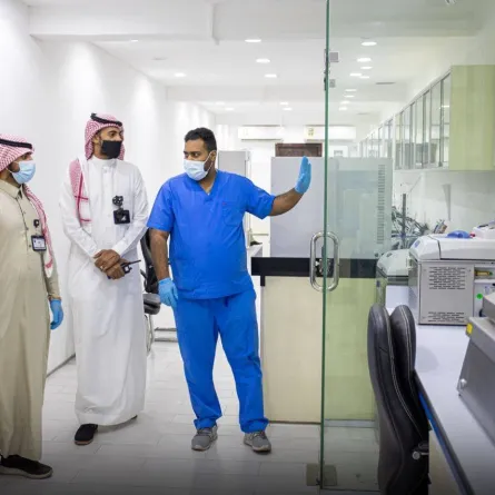 سحب (70) عينة يوميًا للتأكد من سلامة مياه زمزم في الحافظات داخل المسجد الحرام 