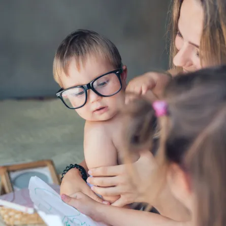 متى يقلد الطفل الحركات؟